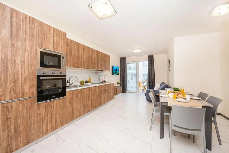 3 Bedrooms Apartment