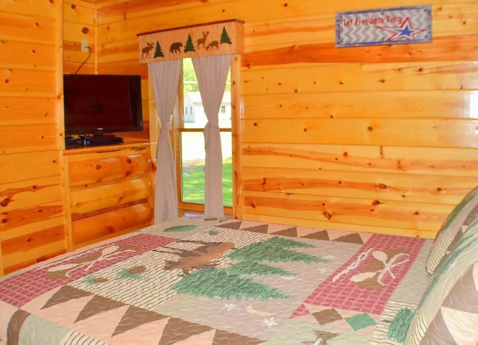 Little Sugar Camp 3 Bedroom Cabin by RedAwning