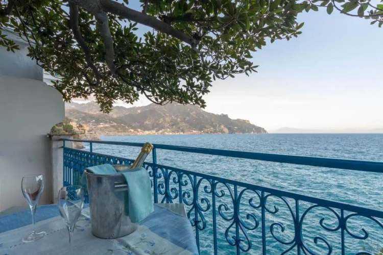 Standard Double room with partial sea view