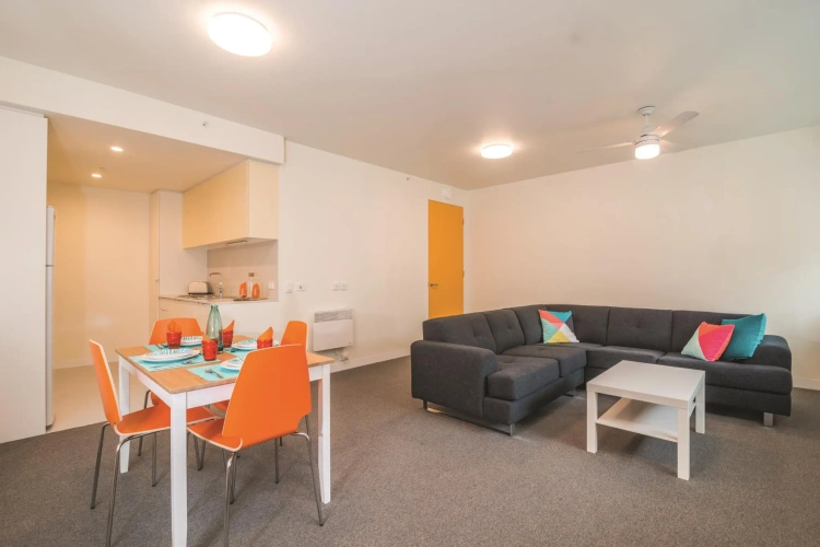 4 Bedrooms Apartment