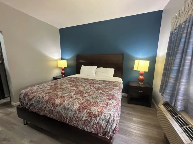 Budget Inn, Hwy 41