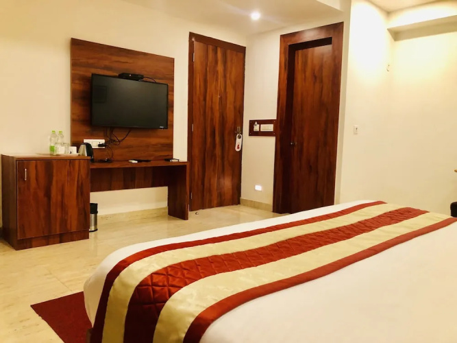 Red Crown Hotel