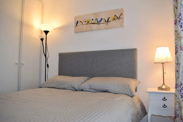 2 Bed Historical Christchurch With Parking