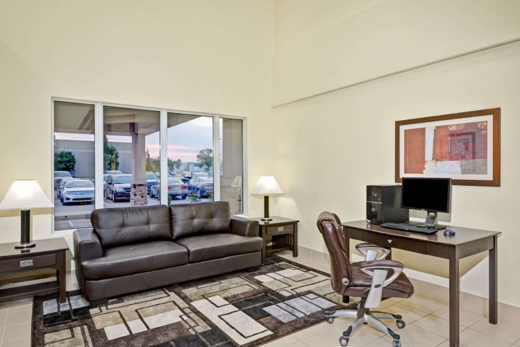Super 8 by Wyndham Barrie photo 9