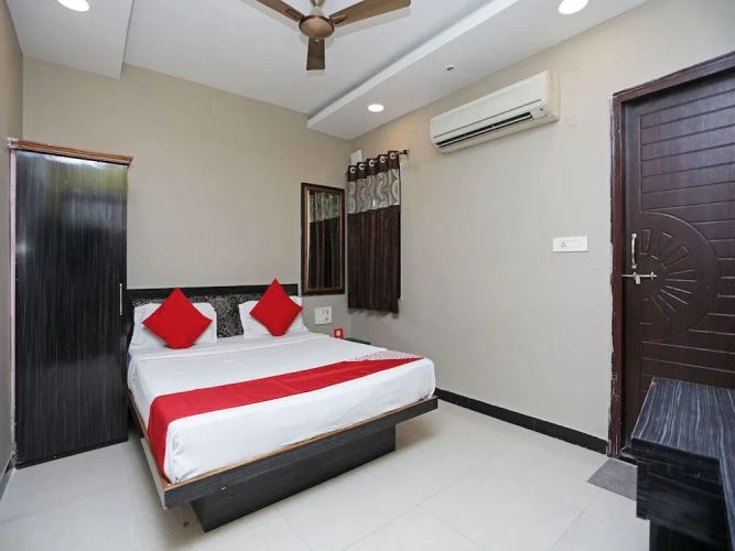 OYO 13392 Hotel Neeraj