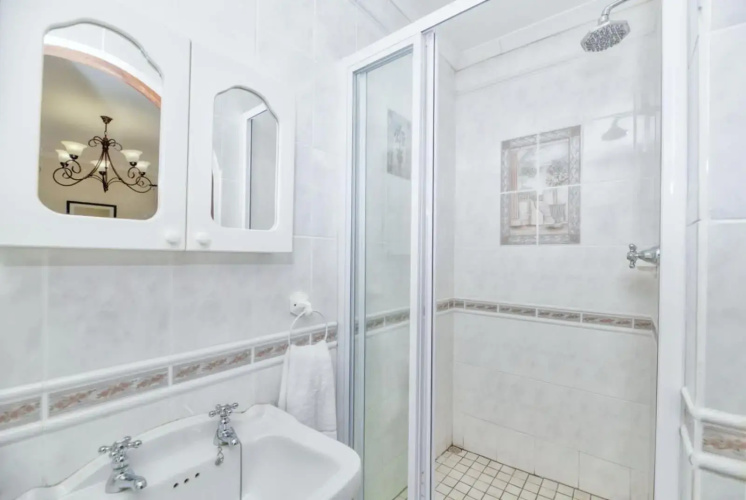 Casa Balena - Gansbaai seafront accommodation, back-up power