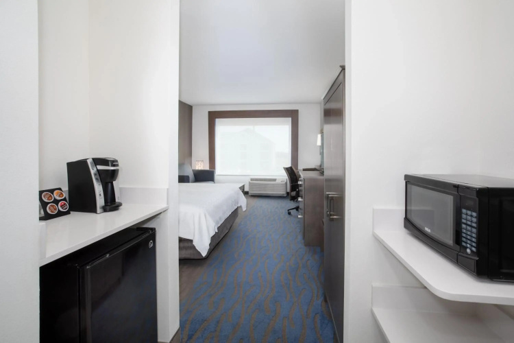 Holiday Inn Express & Suites Great Bend by IHG