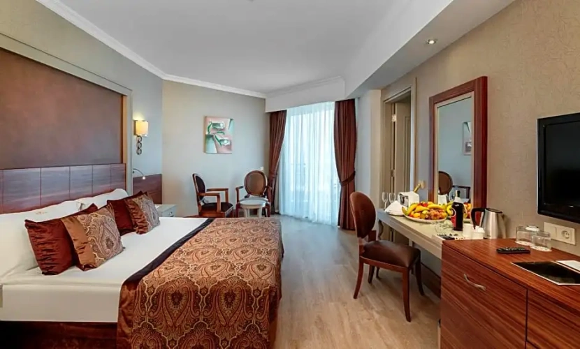 Large room with pool view