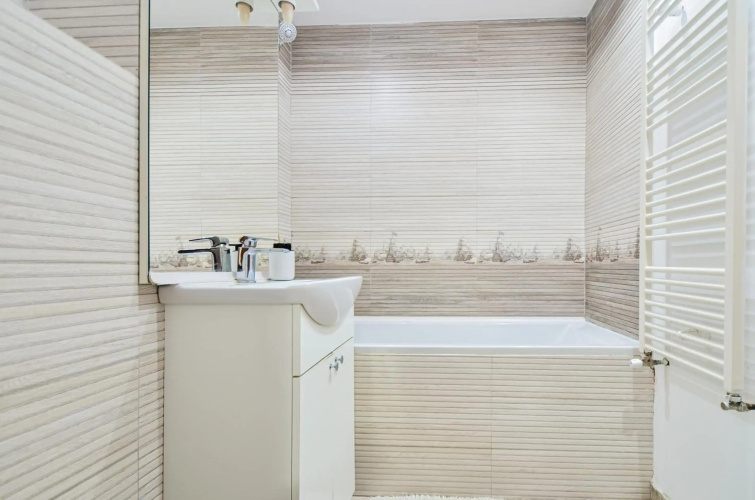 Lovely 2 bedroom, living and private bath apartment