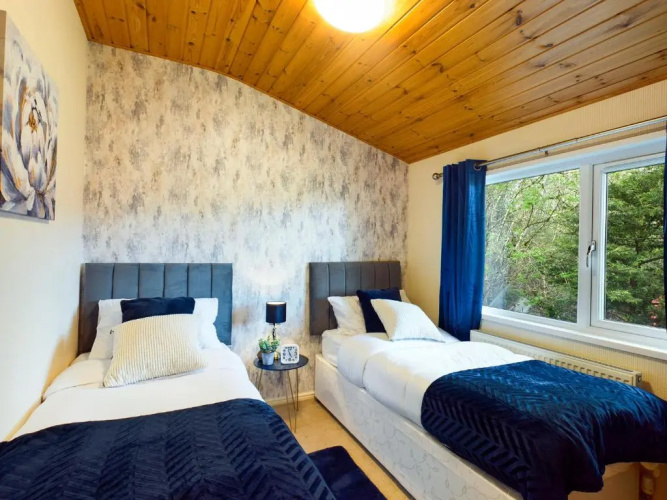3 Bedroom Lakeview Lodge - Ensuite & Balcony Deck