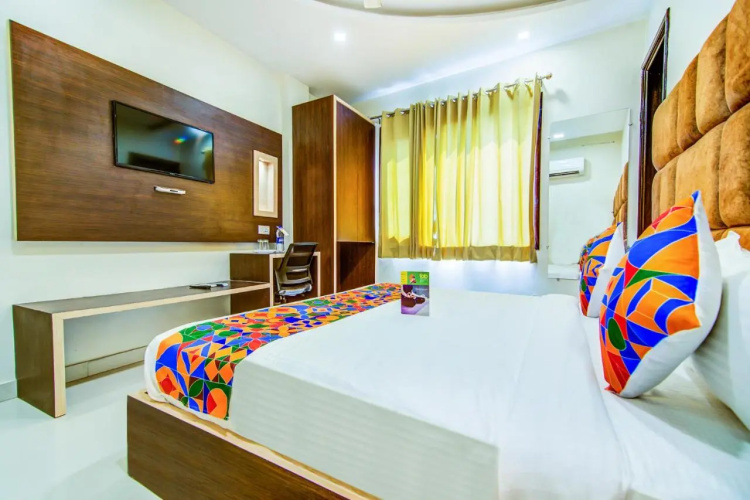 Fabhotel Nayyar Inn