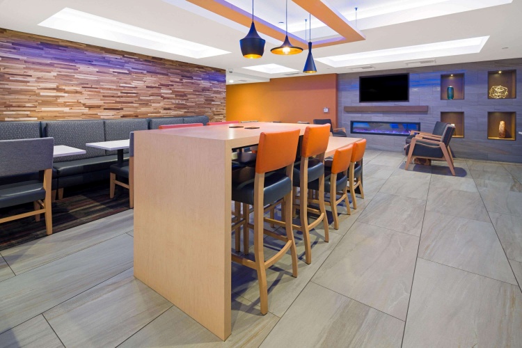 La Quinta Inn & Suites by Wyndham Orange County Airport photo 21