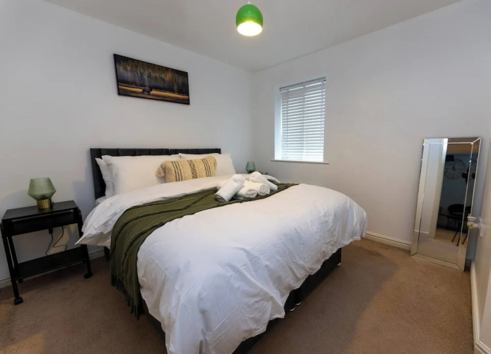 Charming 5-bedroom Townhouse in Central Gloucester