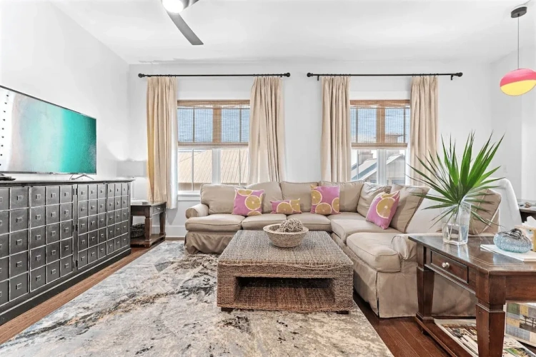 4 Bedrooms Apartment