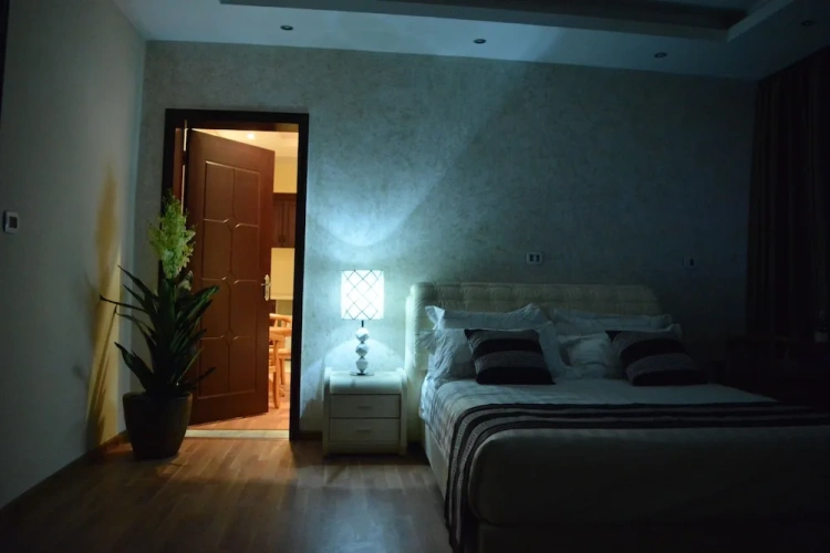 2 Bedrooms Family room with city view