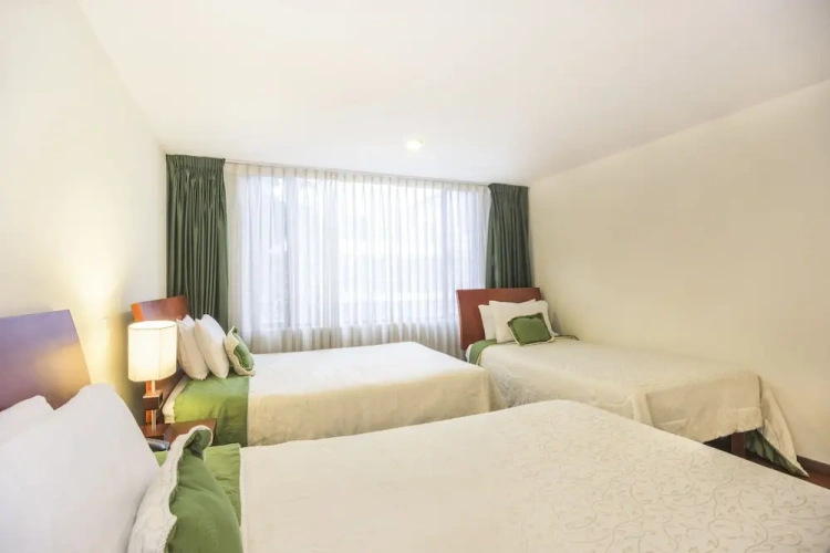 Standard Triple room with city view