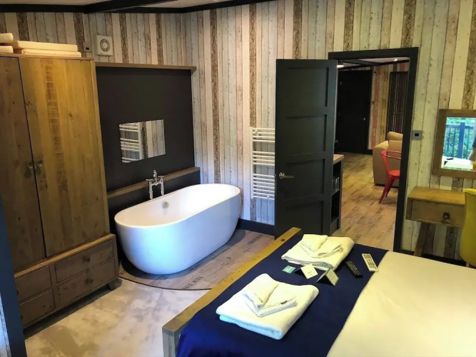Pet Friendly Lodge - Sleeps 6