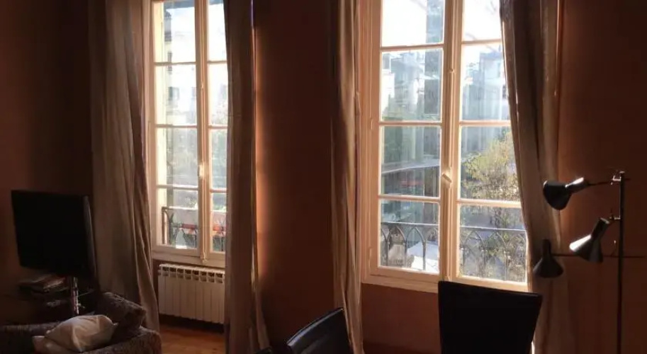 Flat On St.honore Square