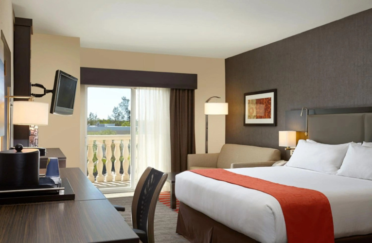 Holiday Inn Express Hotel Naples Downtown - 5th Avenue