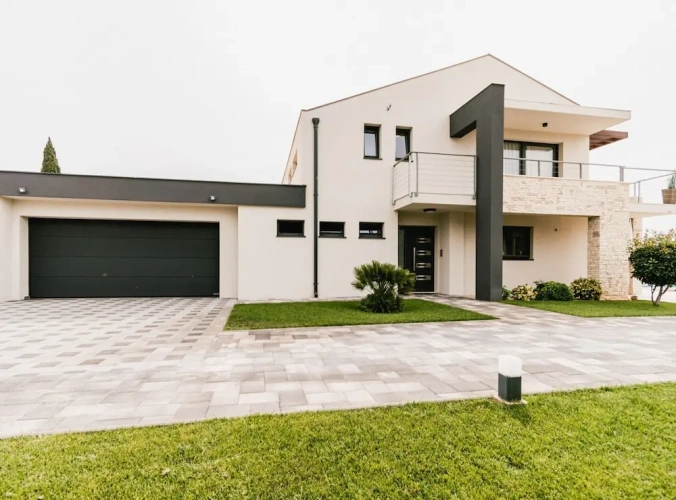 4 Bedrooms Villa with balcony