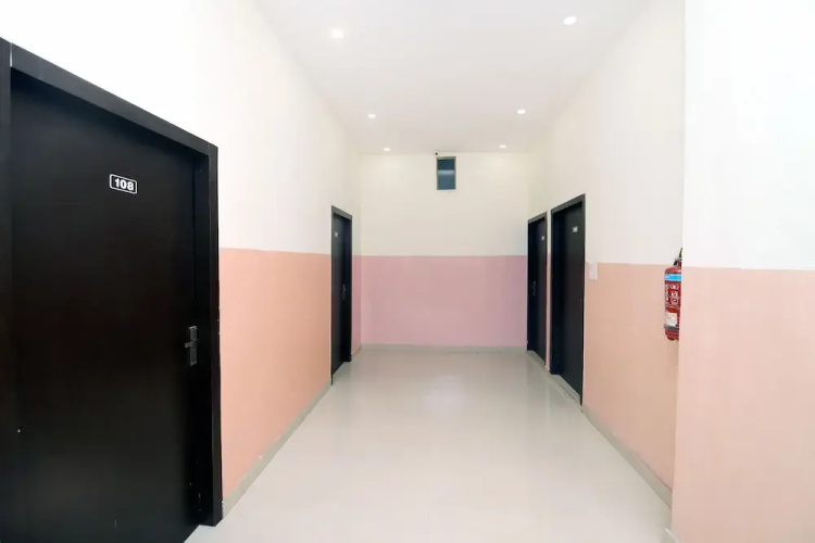 Hotel R2d by OYO Rooms