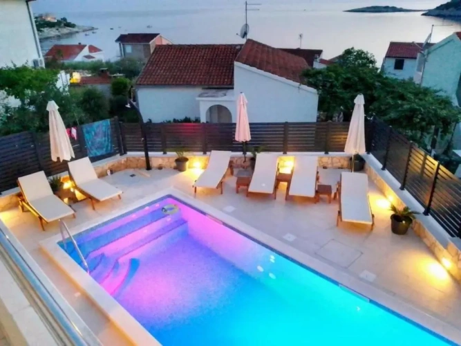 4 Bedrooms Cottage