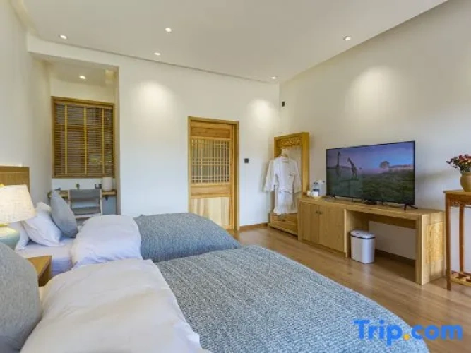 Standard Twin room with garden view