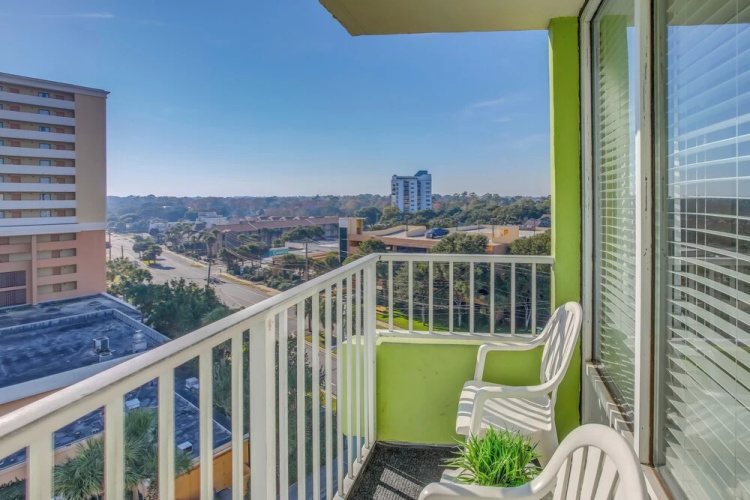 Beachfront Condo w/ Balcony & Pool in Myrtle Beach