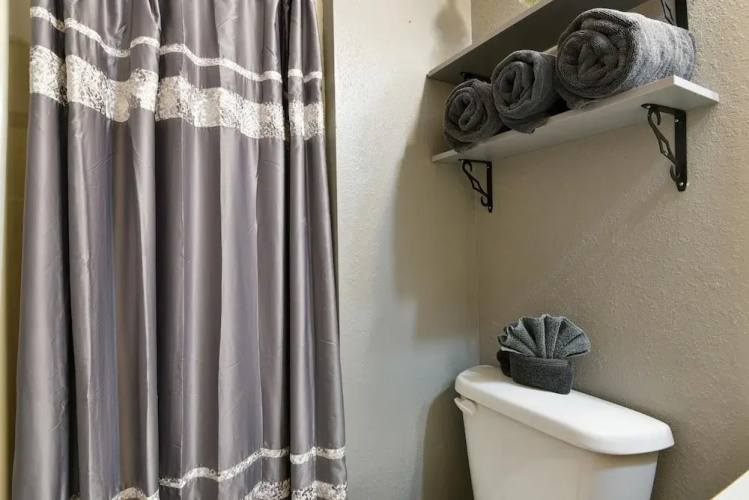 Memory Maker Condo - Great Location - Updated - Walk to Restaurant and Store!