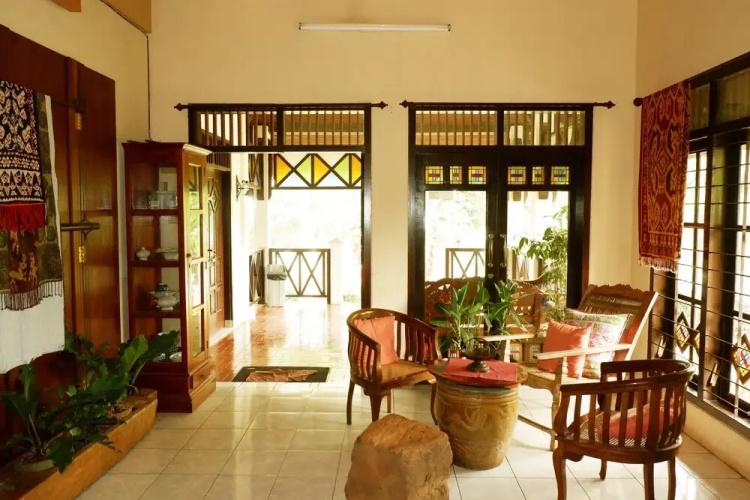 OYO 438 Cemara's Homestay