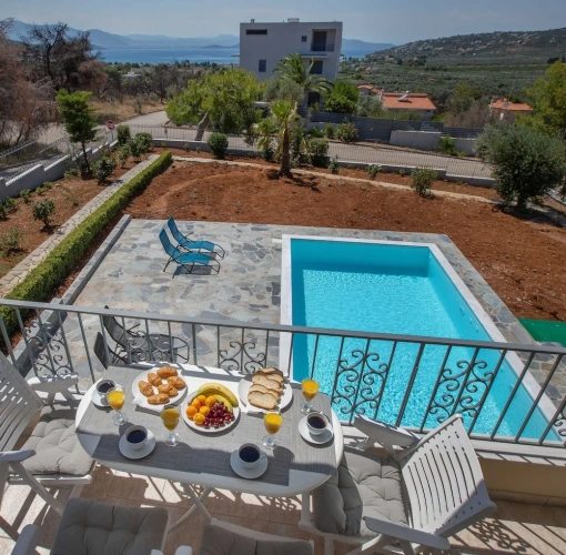 4 Bedrooms Family Villa