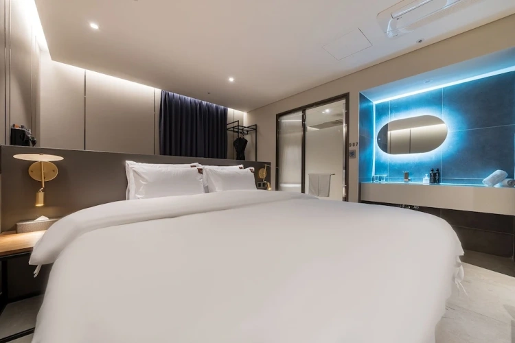 Deluxe room with partial ocean view