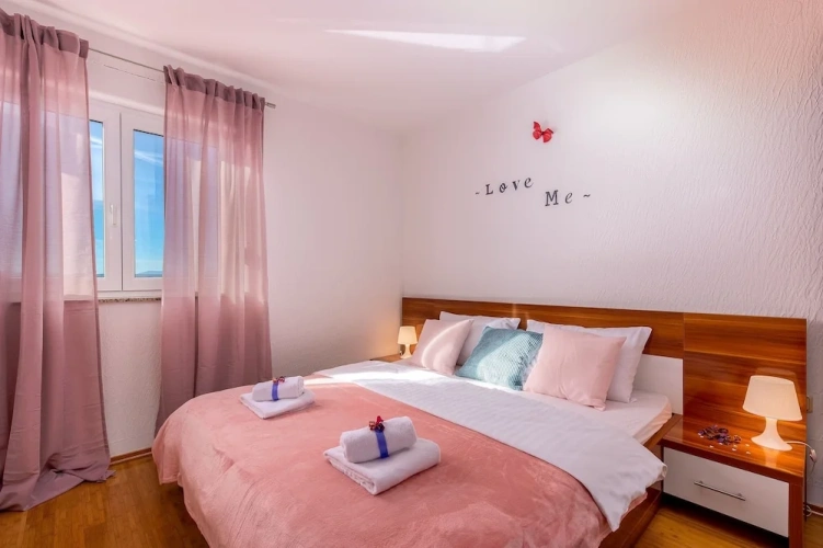 2 Bedrooms Apartment with sea view
