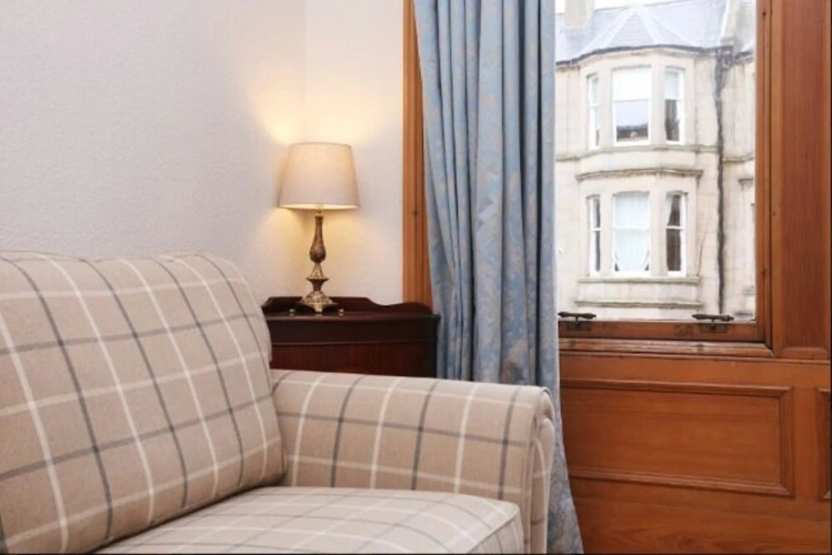 Traditional Scottish Flat with Fireplace