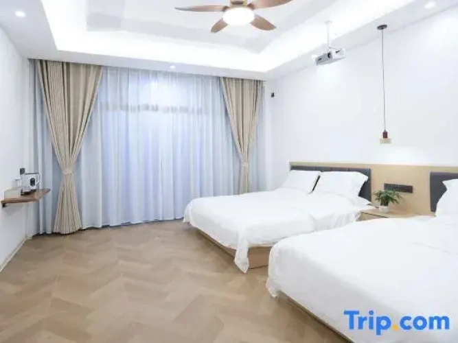 Standard Twin room with balcony
