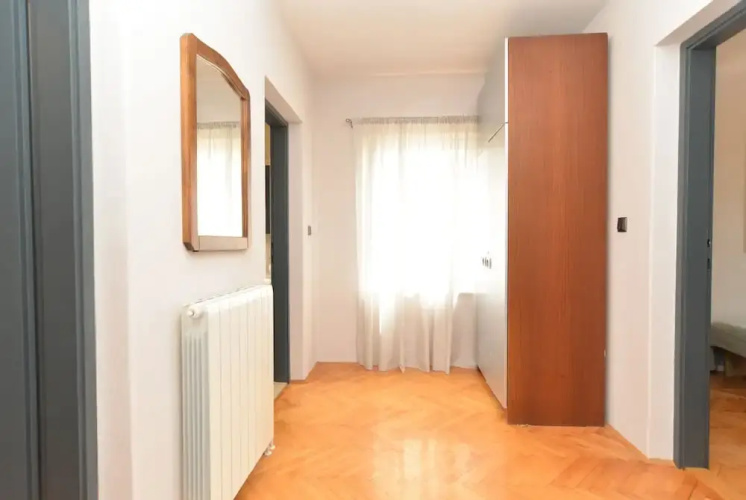 Apartment 843