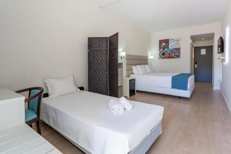 Triple room with partial sea view