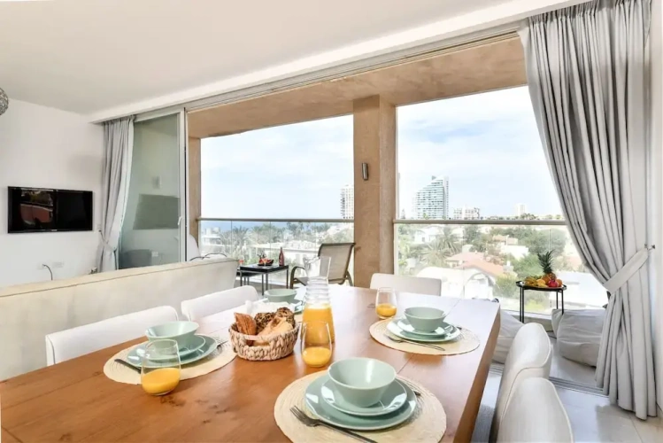 3 Bedrooms Apartment