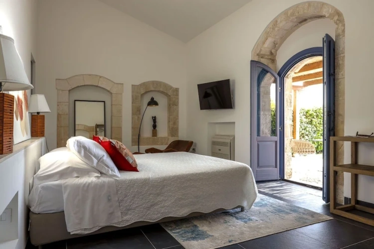 Executive Suite with land view
