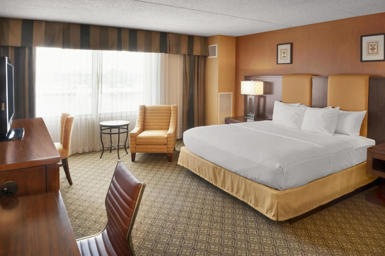 DoubleTree by Hilton Bay City - Riverfront