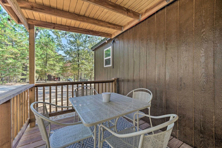 Stylish Cabin by Beavers Bend: Hot Tub & Fire Pit