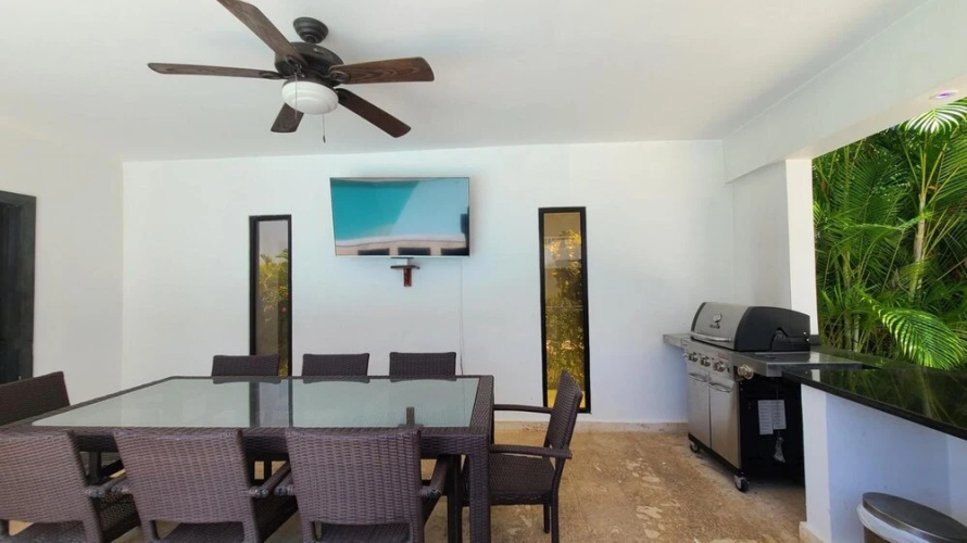 Modern Secluded Property With an Infinity Pool and Extremely Fast Wifi