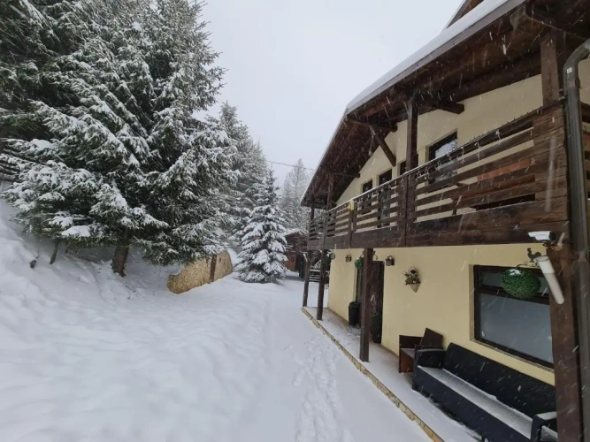5 Bedrooms Cottage