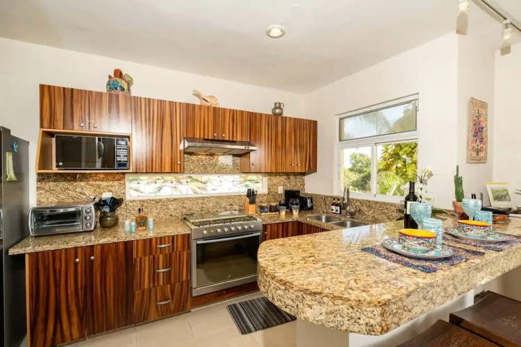 Sleeps 6 Views Beach 1 Block