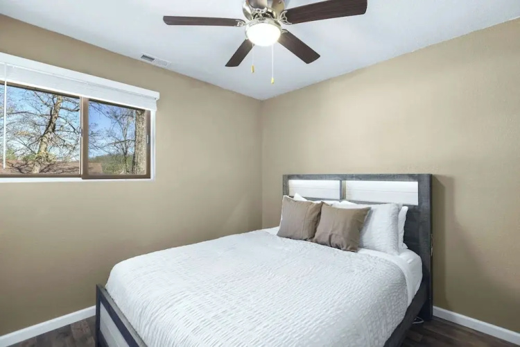 White Oak Landing Spacious 6 BDR w/ Boat Slip!