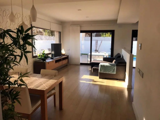 R127 Moderna villa cerca del mar