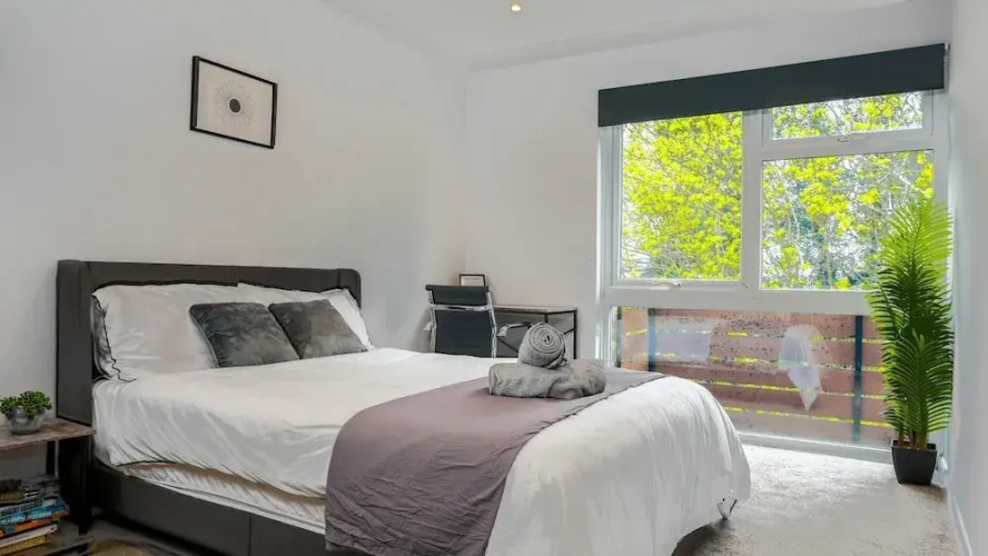 Apartmentsleeps3-balcony-valleyview-parking