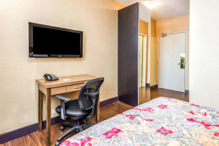 Howard Johnson by Wyndham Toronto Downtown West