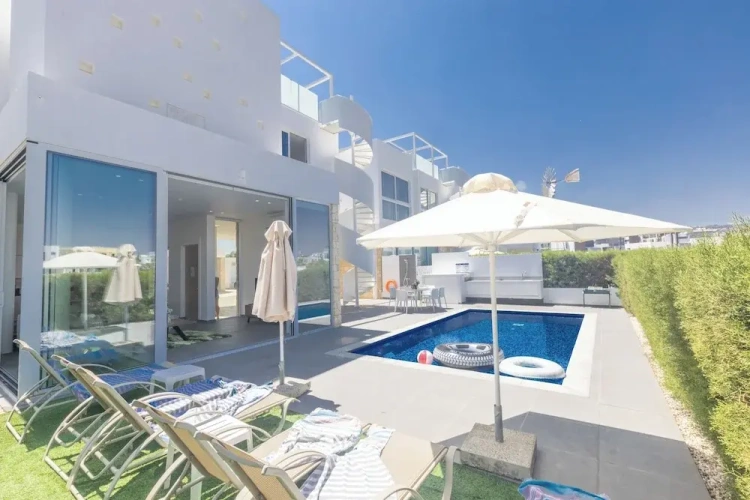 3 Bedrooms Villa with garden view