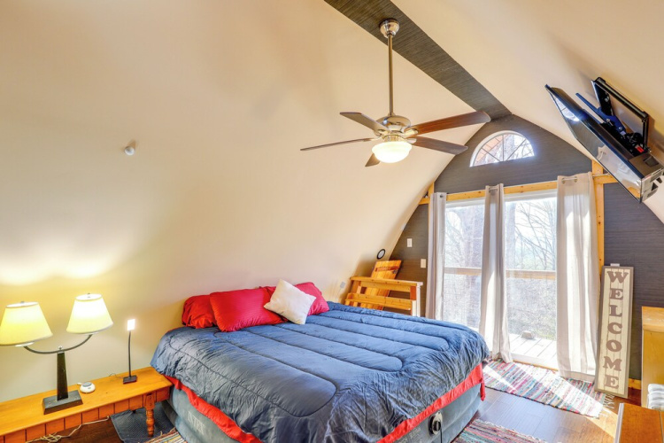 1 Mi to Tiec: Peaceful Mountain Cabin